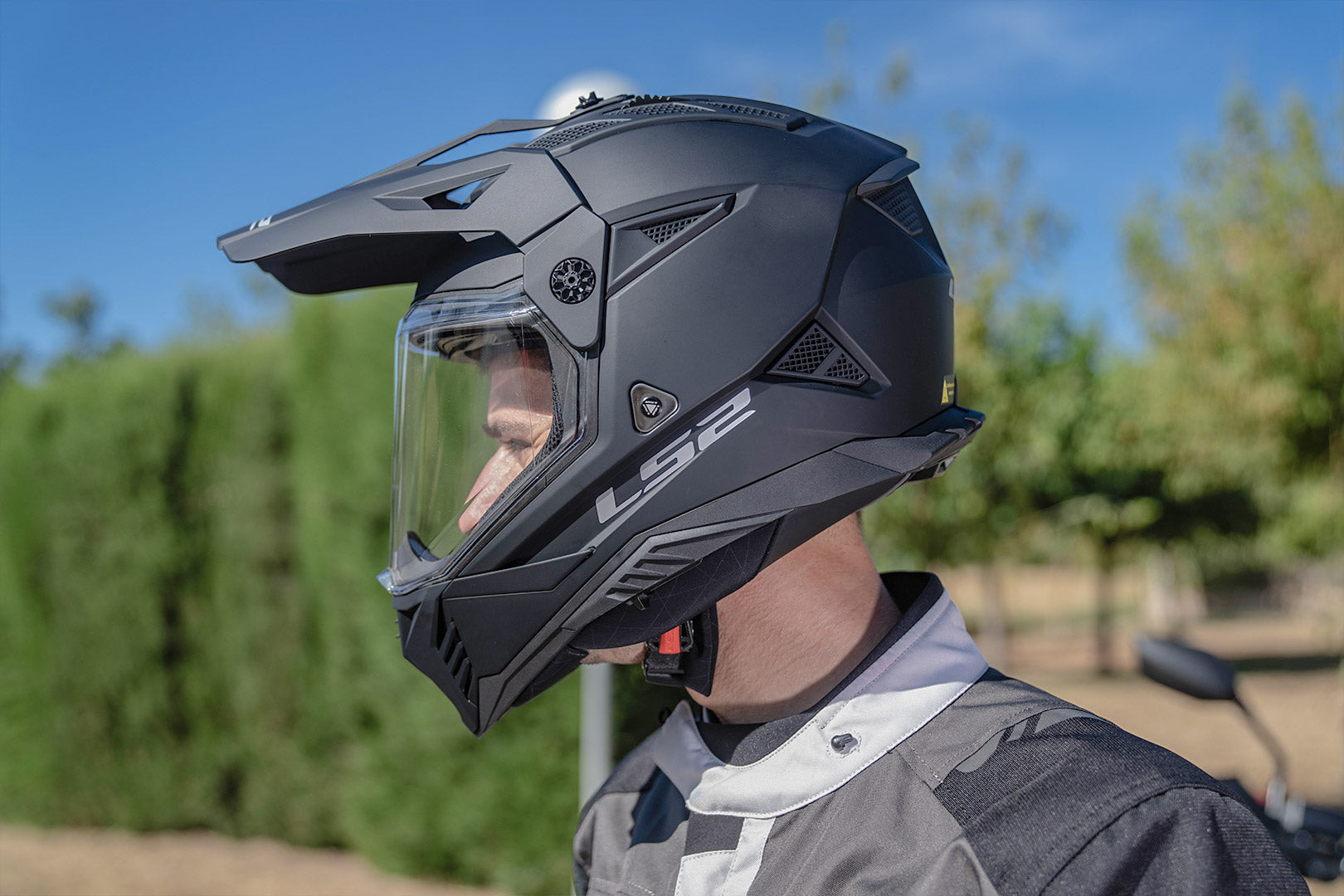 LS2 MX702 PIONEER II ADVENTURE HELMET
